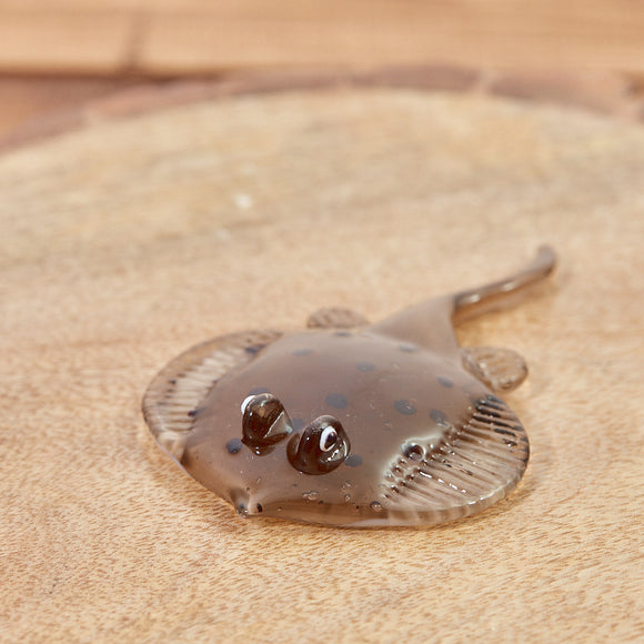 GLASS STINGRAY ORNAMENT IN BOX GREY WITH SPOTS Sajaroo Gifts